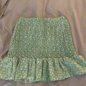 Grön blommig kjol - Nelly.com grön blommig grön kjol, oanvänd.