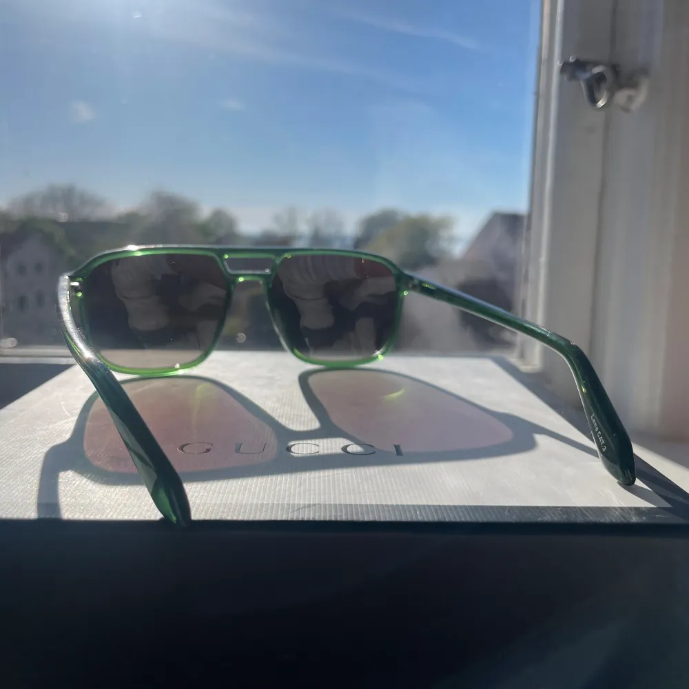 Ett par balla solglasögon i grön färg från QAUY AUSTRALIA!! Bra skick, inga repor eller dylikt. Fodralet på bilderna medkommer!!☺️☀️ Säljs inte längre, köptes för 700kr säljs nu för 350!😁Pris kan diskuteras. . Asusteet.