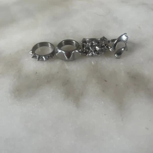 Edblad ringar - Säljer alla tillsammans för 1500kr alla är i storlek s 16,8 säljer den för är ej silver tjej kan tänka mej och byta om vi kan mötas upp och skulle vela byta dem mot samma modemet fast i guld kan köpas enskilt men då pris får diskutera.