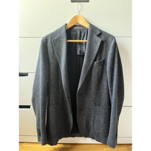 Kavaj Oscar Jacobson - Ull/bommulsblandning. Mjuk & tunn. Skön vårkavaj! Storlek 48. Väl omhändertagen. Nypris typ 4000kr