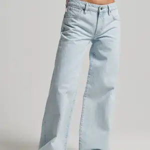 Supersnygga ljusblå baggy jeans. Var tyvärr den enda bilden jag hade dem på då de nu är för små😭 älskar färgen och passformen tho