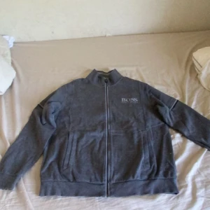 Hugo boss hoodie - Den har varit i skåpet mest knappt använd därför är den skrynklig men kan stryka den om det behövs annars är den i perfekt skick