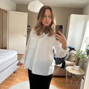 Skjorta - Skjorta från hm väldigt lik skjortorna från djerf avenue. Har en supersöt slits där bak😊Priset är 180 så inga prisförslag🌸