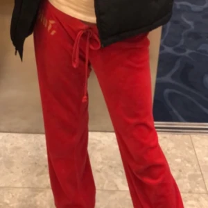 vintage juicy byxor - hej! jag säljer nu mina älskade vintage juicy byxor! 😻 midjemått: 43cm rakt över men de går att spänna in väldigt mycket!🥰 innerbenslängd: 84cm  PRIS GÅR ATT DISKUTERA 