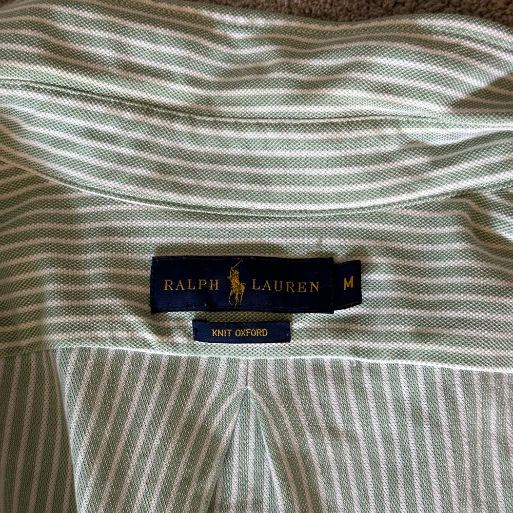 Säljer nu denna sjukt snygga stilrena skjortan ifrån Ralph Lauren. Skjortan har inga defekter och är i topp skick! Modellen är 185 och väger 81 kg!💯. Skjortor.