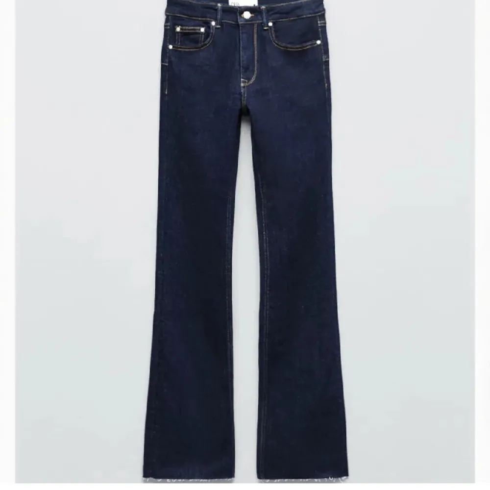 Säljer ett par mörkblå utsvängda jeans från ZARA i storlek 36. De är slitna nertill, vilket är en del av designen, men de passade inte riktigt min stil🤍.. Jeans & Byxor.