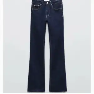 Säljer ett par mörkblå utsvängda jeans från ZARA i storlek 36. De är slitna nertill, vilket är en del av designen, men de passade inte riktigt min stil🤍.