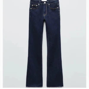 ZARA JEANS  - Säljer ett par mörkblå utsvängda jeans från ZARA i storlek 36. De är slitna nertill, vilket är en del av designen, men de passade inte riktigt min stil🤍.