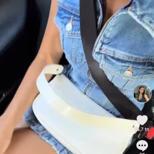 Jeans klänning - En jätte fin jeansklänning från zara!  Klänningen är helt ny och prislappen sitter fortfarande kvar💗