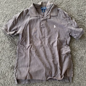 Ralph lauren piké tshirt  - Säljer en Ralph lauren piké i bra skick, med inga defekter. 
