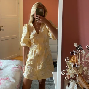 Puffärm klänning - Kort superfin klänning! Perfekt till sommaren! Strl 32 men passar även 34! Nypris 600kr