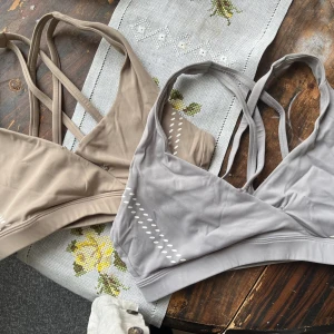 Iciw sportbh - Två stycken sportbh från iciw. Har lossnat ett stygn men inget som påverkar att använda dem. Stl S, 100kr styck eller båda för 150kr. Kan skickas eller mötas upp i uppsala