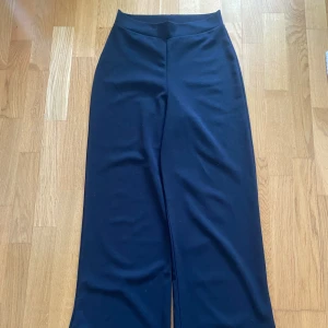 Kostymbyxor - Tjocka kostymbyxor med ett flowigt tyg, köparen står för frakt! 