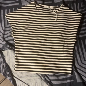 Randig cropped tröja zara  - Säljer denna super fina och sköna tröjan från zara som är helt oanvänd. Den är i storlek m men är väldigt tight i storleken så passar både s och xs. Super skön i materialet
