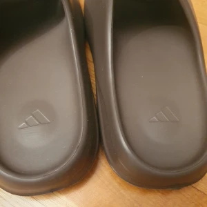 Yeezy slides, brown,  size 38-39 - Slmost new, super comfortable slides, inner length 25,5 cm