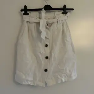 Vit kjol från H&M  Storlek 38  Använd 2-3ggr  Inga fläckar 