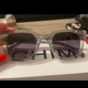 Chimi solglasögon  - Säljer mina CHIMI som är köpta 2022 då jag inte har användning för dem!  Nyskick och knappt använda  Modell 04, storlek 45:24, färg grå  Nypris 1 250kr CHIMI påse och låda ingår! Sista bilden tagen från internet 