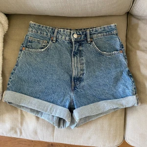 Jeansshorts från Zara - Högmidjade jeansshorts från Zara Väldigt lite använda och jättefint skick Storlek 40 men mer som en 36/38