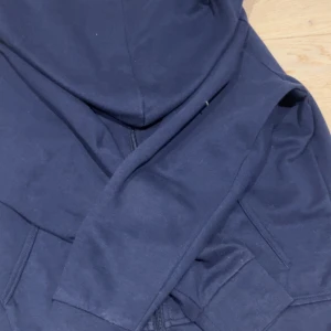 Ralph lauren full zip - Hej! Jag säljer min mörkblåa Ralph lauren full zip som är i storlek S 170/180 den är lite smutsig på ärmen men det går bort tillslut. 