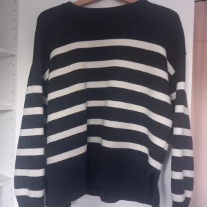 Tjocktröja😘 - Blå och vit randig tjocktröja från zara🩷