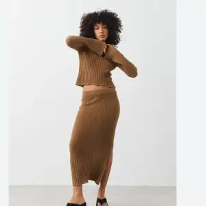 Säljer detta set från Gina tricot med kjol och långärmad topp från Gina tricot. Aldrig använd så det är som nytt. Både är i str S. 