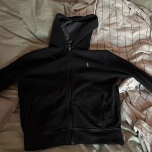 Ralph Lauren zip - Tjenare säljer nu denna snygga Ralph lauren zip hoodie, storlek M men passar s också, as bra skick. Knappt använd. Nypris 1600kr och säljer endast för 350