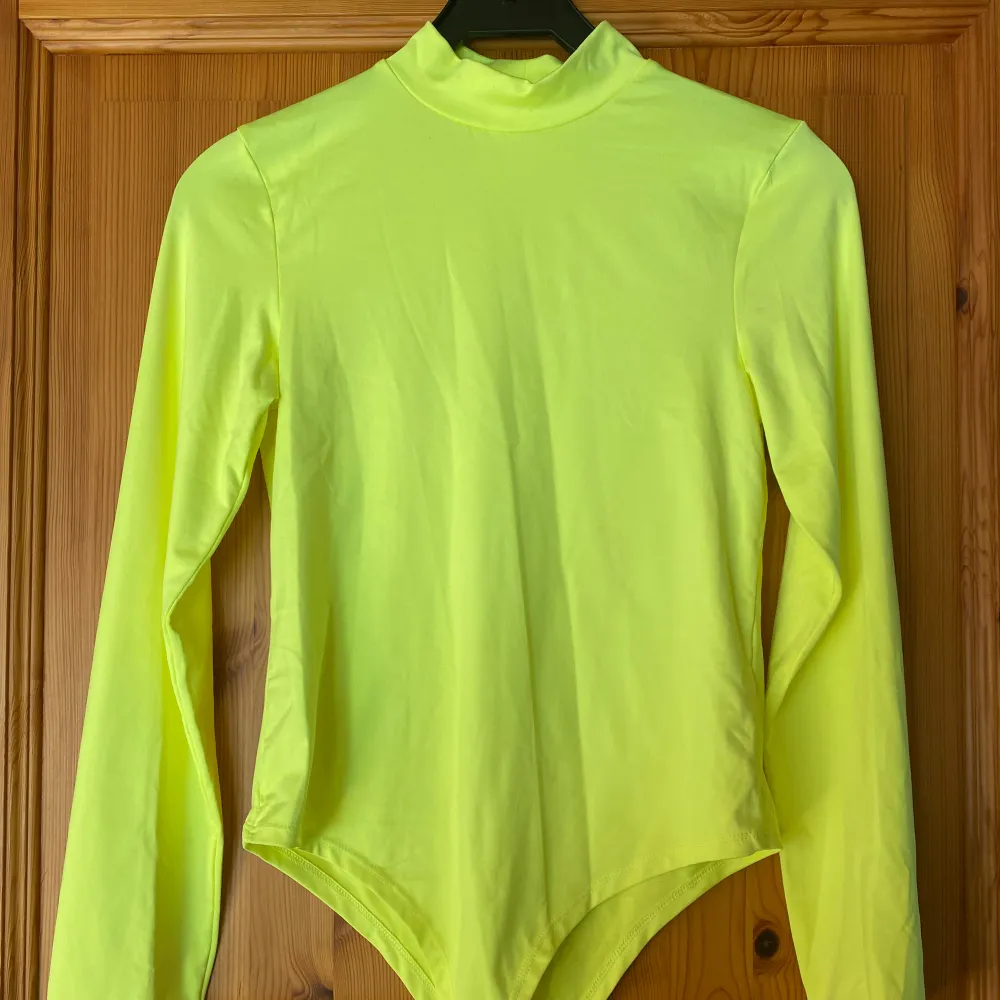 Neongul bodysuit som jag köpte för några år sedan och har aldrig använt, kommer inte göra det i framtiden heller därför jag säljer den, endast testad, bra skick🌸. Tröjor & Koftor.