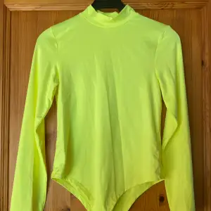 Neongul bodysuit som jag köpte för några år sedan och har aldrig använt, kommer inte göra det i framtiden heller därför jag säljer den, endast testad, bra skick🌸