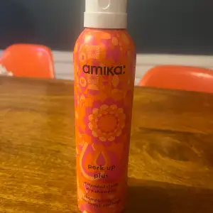 Amika dry shampoo. Använt några gånger. Runt hälften kvar eller lite mer.