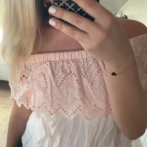 Somrig topp - Supersöt slutsåld offshoulder topp från Gina🩷 