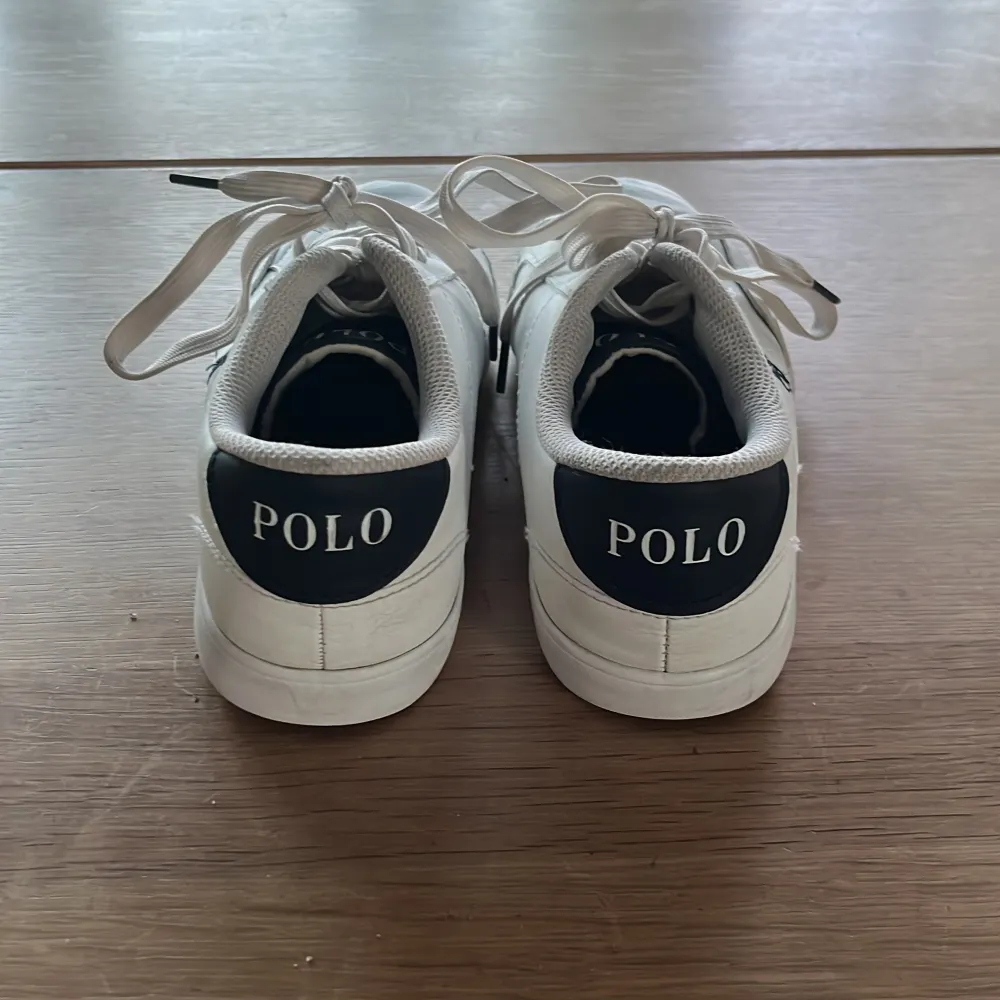 Tja jag säljer nu dessa vita polo Ralph lauren sneakers i storlek 39. Sulan är lite sliten och skorna har skick 6/10 dem är perfekt nu till sommaren och jag säljer på grund av att dem är för små. Skor.