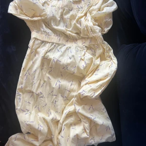 Klänning med öppen rygg  - Superfin klänning som passar perfekt till midsommar!  