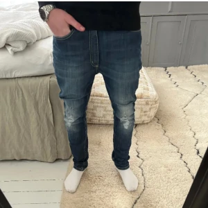 Dondup - Riktigt snygga dondup jeans🤩 Sköna slitningar och tvätt. Storlek 26 men sitter 28 W 30 L💪🏼 För mer info tveka inte på o höra av dig!