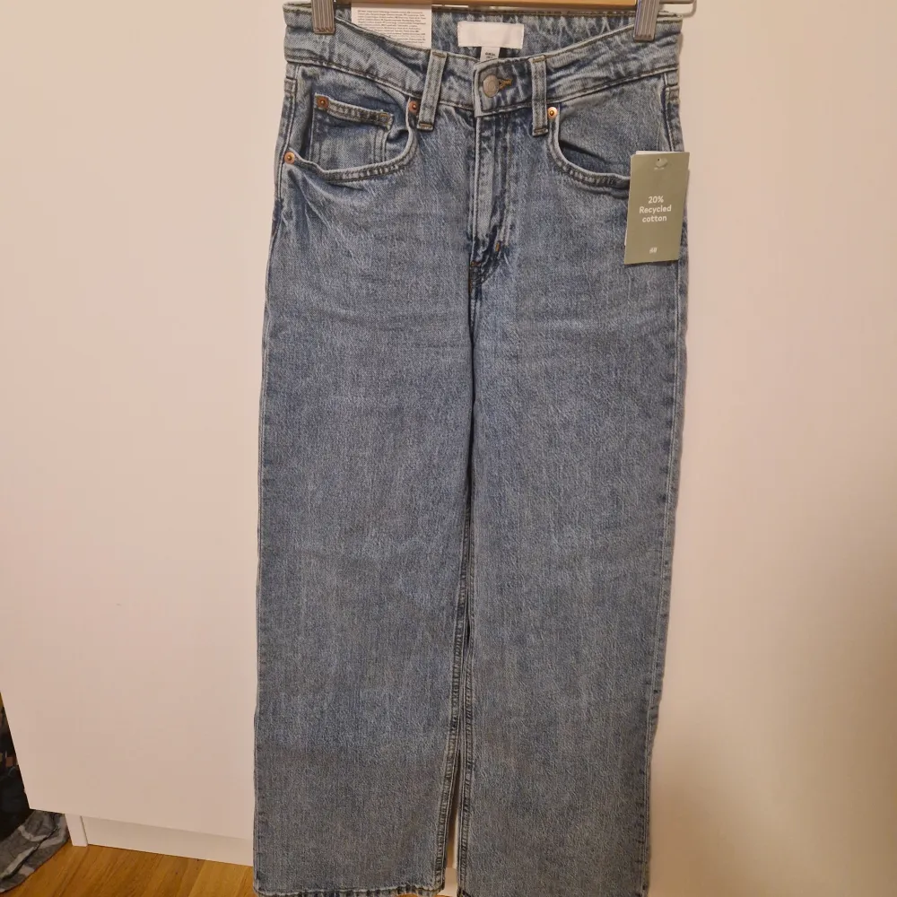 Säljer dessa jeans från H&M då jag fick dem i present men de är alldeles för små. Helt oanvända med lapp kvar. Storlek 34 Hämtas i Kalmar eller skickas med postnord*  *frakt tillkommer   . Jeans & Byxor.