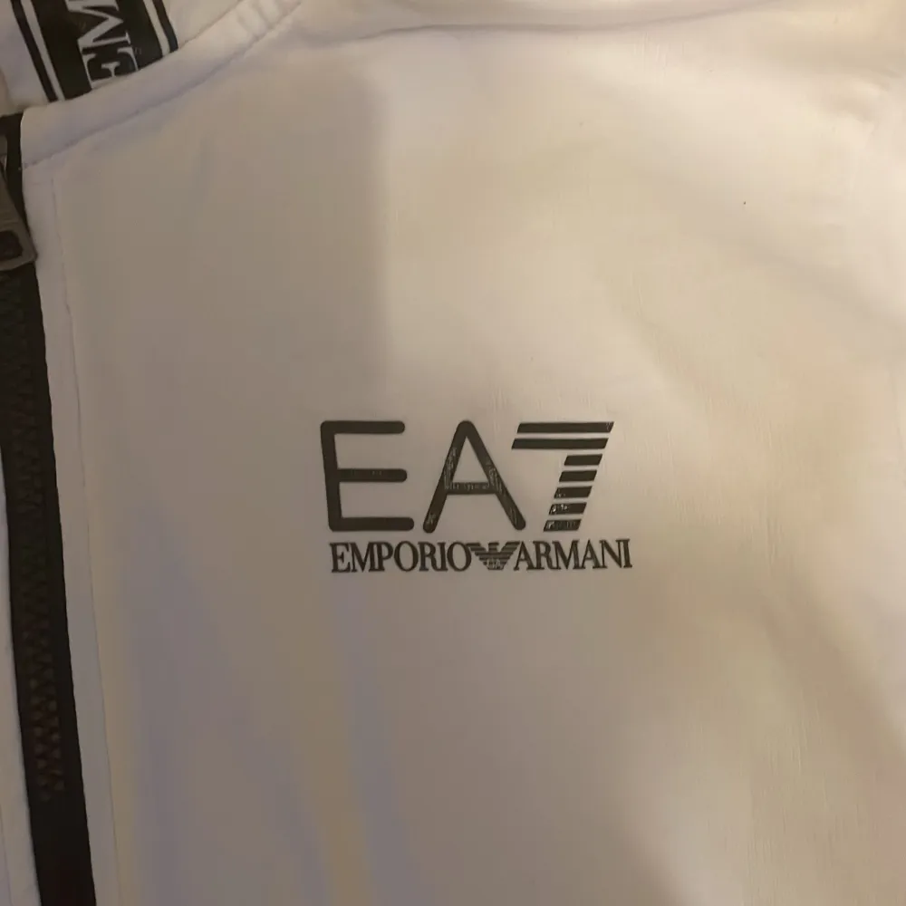 Äkta Armani (EA7) zip up tröja. Hoodies.