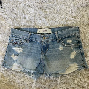 Hollister shorts - midjemått: 36cm rakt över