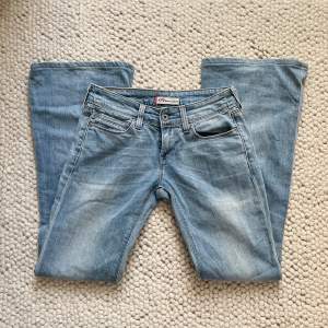 Supersnygga lågmidjad bootcut jeans från Levis. Midjemåttet är ca 37 cm rakt över och innerbenslängden 77cm. Har inga bilder på pga att de inte passar.