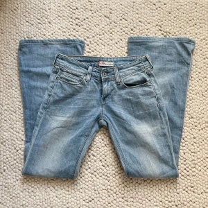 Lågmidjade jeans - Supersnygga lågmidjad bootcut jeans från Levis. Midjemåttet är ca 37 cm rakt över och innerbenslängden 77cm. Har inga bilder på pga att de inte passar.