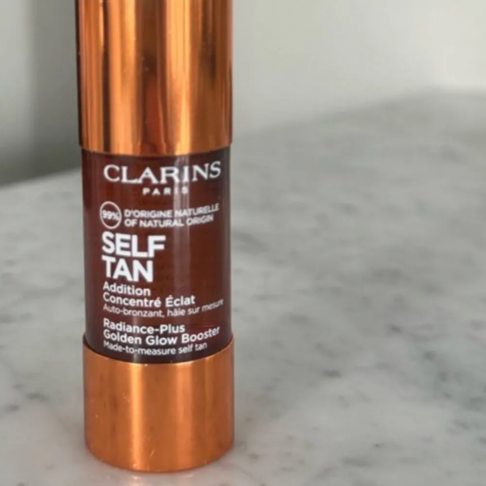 Clarins self tan drops, naturlig olja för din hud med tan drops.  Droppa den i din ansiktskräm på kvällen t.ex och du vaknar upp med något brunare nyans i ansiktet💗 oöppnad flaska på 15ml.. Övrigt.