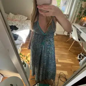 Intressekoll på en jättefin mönstrad långklänning med knytband köpt i Italien, skriv till mig innan ni trycker på köp nu💝 Jag är 168 och den går till anklarna på mig!