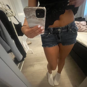 Jeansshorts  - Säljer mina shorts som jag gjort själv, kommer aldrig till användning! Kan skicka flera bilder ifall de önskas💞