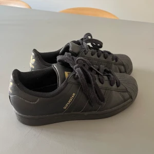 Sneakers  - Supersnygg adidas superstar sneakers svarta, köpte här på plick och använda bara en gång 