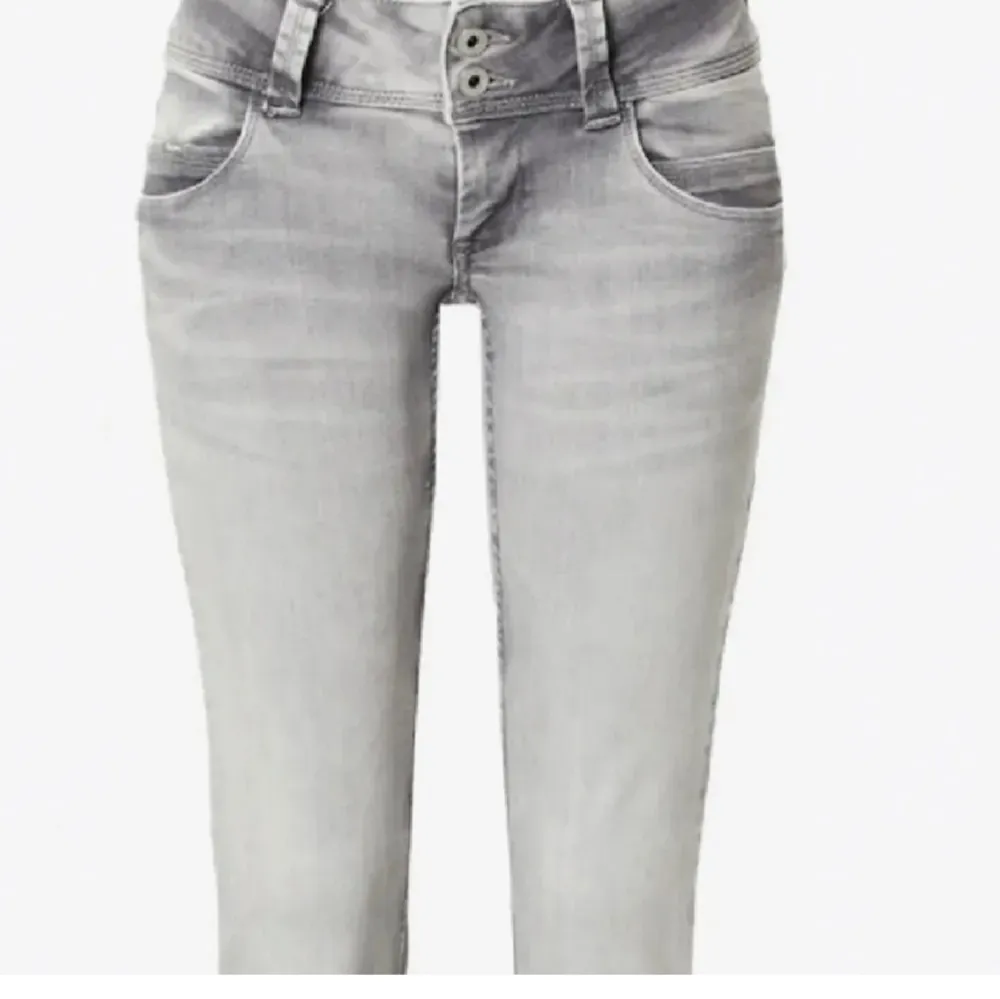 Jättesnygga lågmidjade ljusgrå pepe jeans i bra skick  Skriv för bättre bilder eller om du har frågor💕. Jeans & Byxor.