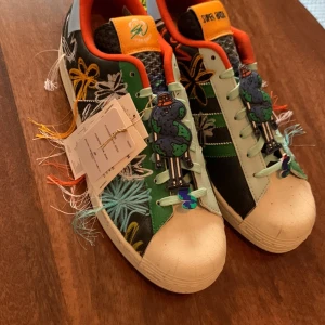 Adidas sean wortherspoon US10  - Endast testade inomhus. Prislapp sitter kvar. Ej kartong.  US:10  Pris kan diskuteras vid snabb affär EU:44 2/3  Finns i Sthlm 