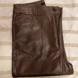 Bruna Skinnbyxor - Bruna skinnbyxor från BikBok i stl 40! Knappt använda :)
