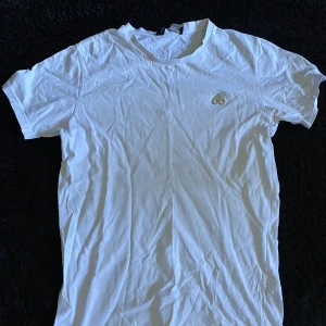 Moose knuckles t-shirt - Har använt den, jätte litet hål vid märket, men är superfin och sticker ut från mängden