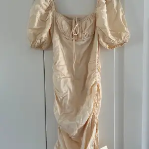 Super fin oanvänd klänning från Adoore i Original förpackning.  Dragkedja på sidan.  Den var tyvärr lite för liten för mig.   Nypris: 1495:- 
