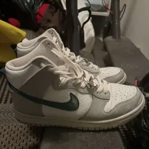 Säljer mina Nike Air Jordan som har knappt använts därav så fräscha. De är i storlek 39.  De är i vit, grå och lite mörkare nyans av grön i chrome.