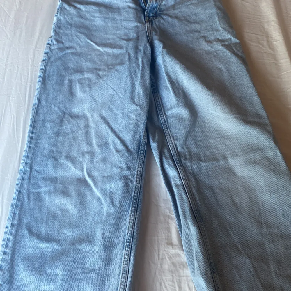 Säljer dessa snygga baggy highwaist jenas då dom inte kommer till användning längre:)  De är storlek 36 Midjemått : 36  Innerbenslängd: 83. Jeans & Byxor.