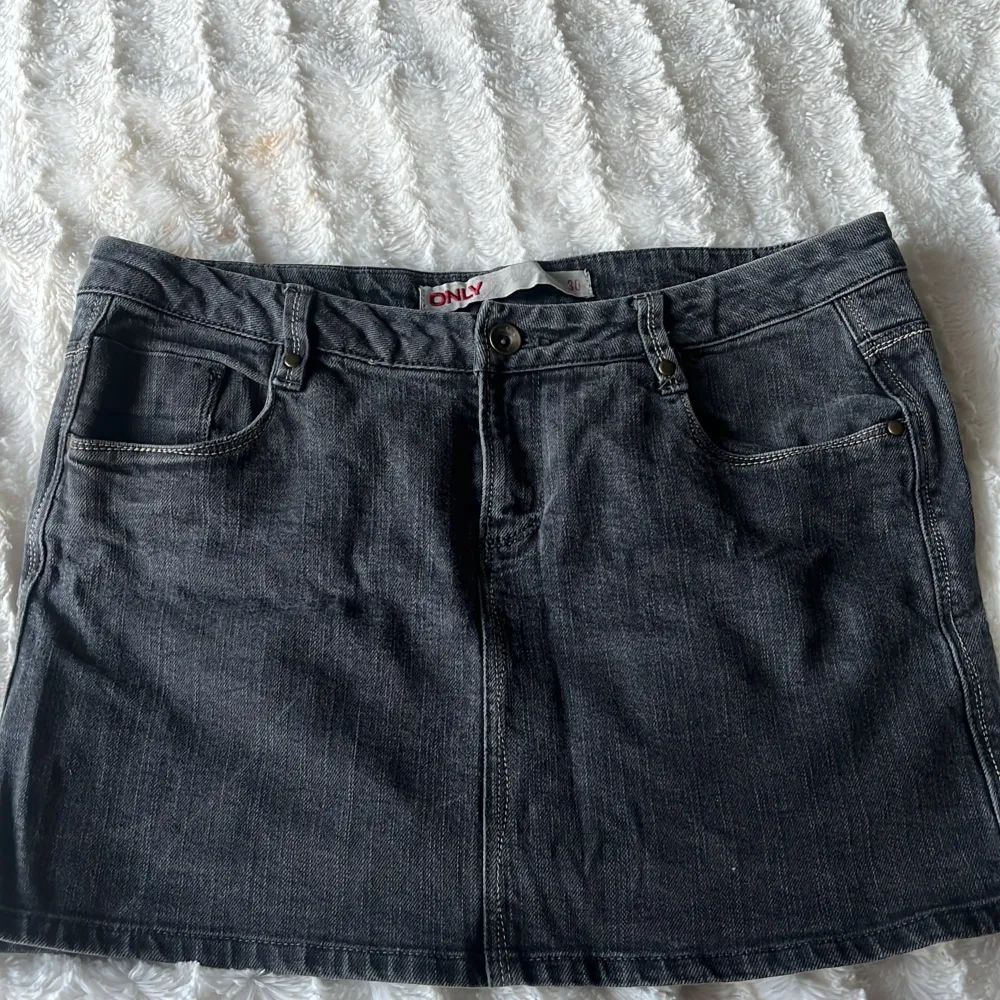 Super snygg lågmidjad jeans kjol från only som inte kommer till användning längre💞. Kjolar.